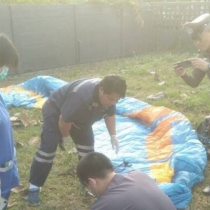 悲伤的年轻人去滑翔伞从Phu Thap Boek滑翔时摔在地上死了。